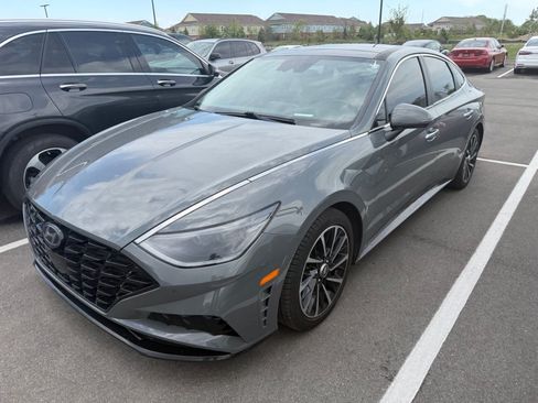 Used 2021 Hyundai Sonata Limited w/ Preferred Accessory Package FWD image 2