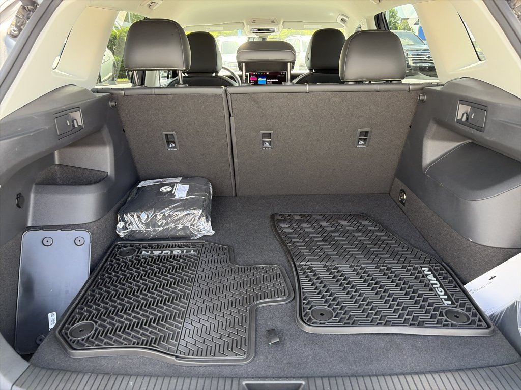 Certified 2025 Volkswagen Tiguan SE FWD image 25