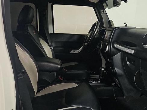 Used 2018 Jeep Wrangler Unlimited Rubicon w/ Connectivity Group AWD/4WD image 8