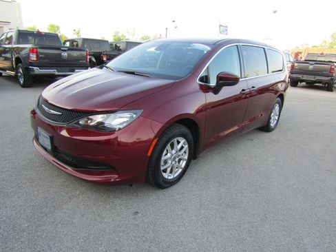 Used 2023 Chrysler Voyager LX FWD image 7