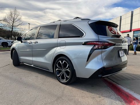 Used 2025 Toyota Sienna Platinum image 8