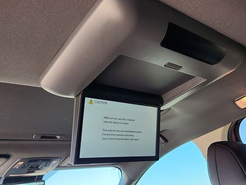 Used 2023 Toyota Sienna Platinum image 5