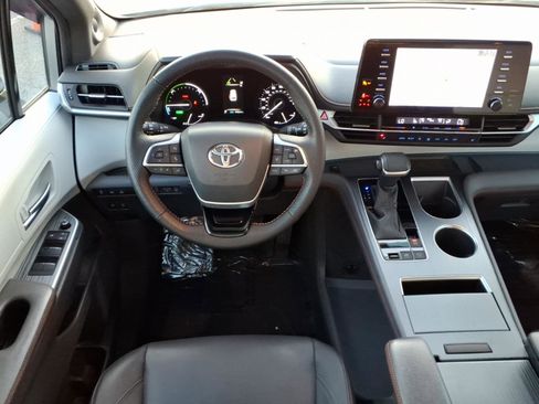 Used 2022 Toyota Sienna XSE w/ XSE Plus Package AWD/4WD image 11