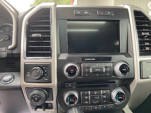 Used 2018 Ford F150 Lariat w/ Equipment Group 502A Luxury AWD/4WD image 9