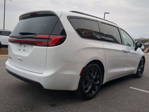 New 2026 Chrysler Pacifica Select w/ S Appearance Package image 4