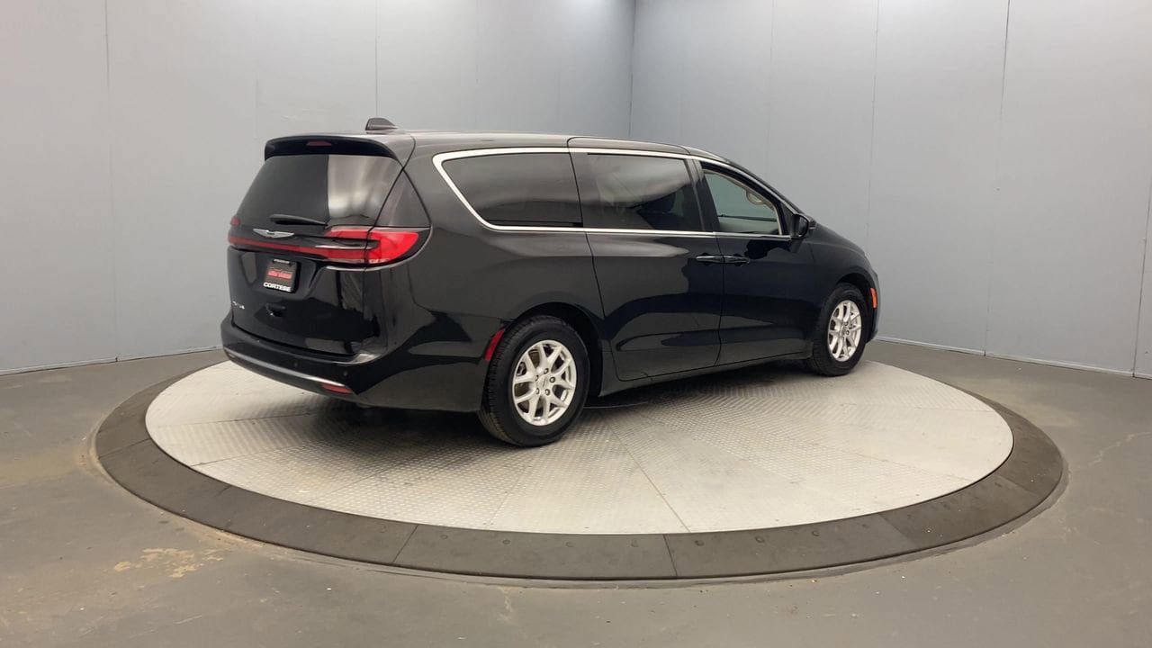 Used 2023 Chrysler Pacifica Touring-L FWD image 5