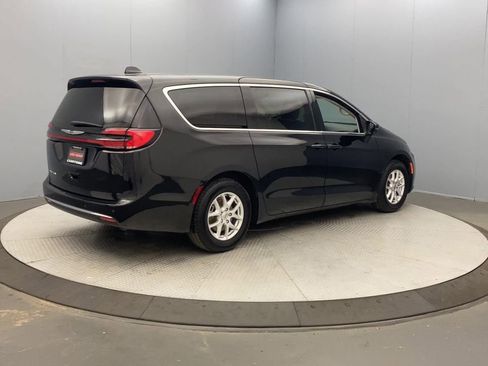 Used 2023 Chrysler Pacifica Touring-L FWD image 5