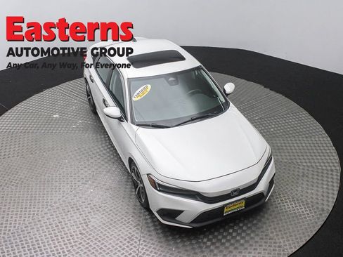 Used 2022 Honda Civic Touring image 3