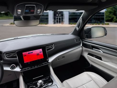 Used 2025 Jeep Wagoneer 4WD w/ Convenience Group I image 32