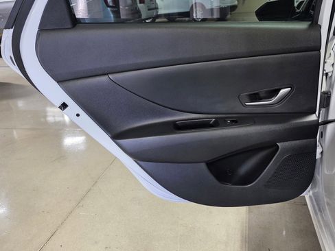 Certified 2025 Hyundai Elantra SE image 10