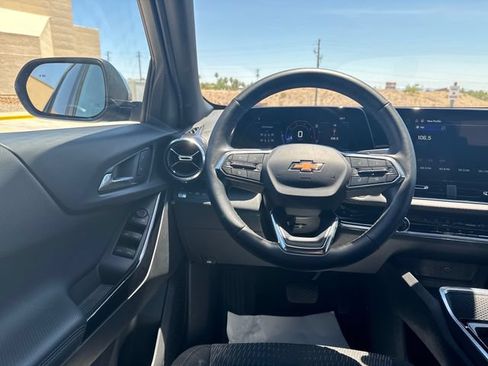 Used 2025 Chevrolet Equinox LT AWD/4WD image 13