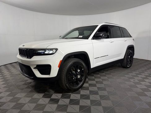 Certified 2025 Jeep Grand Cherokee Altitude image 8