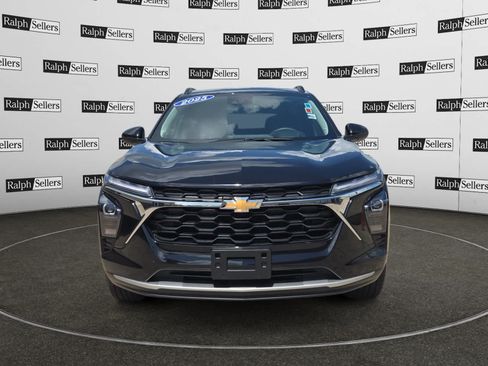 Used 2025 Chevrolet Trax LT FWD image 8