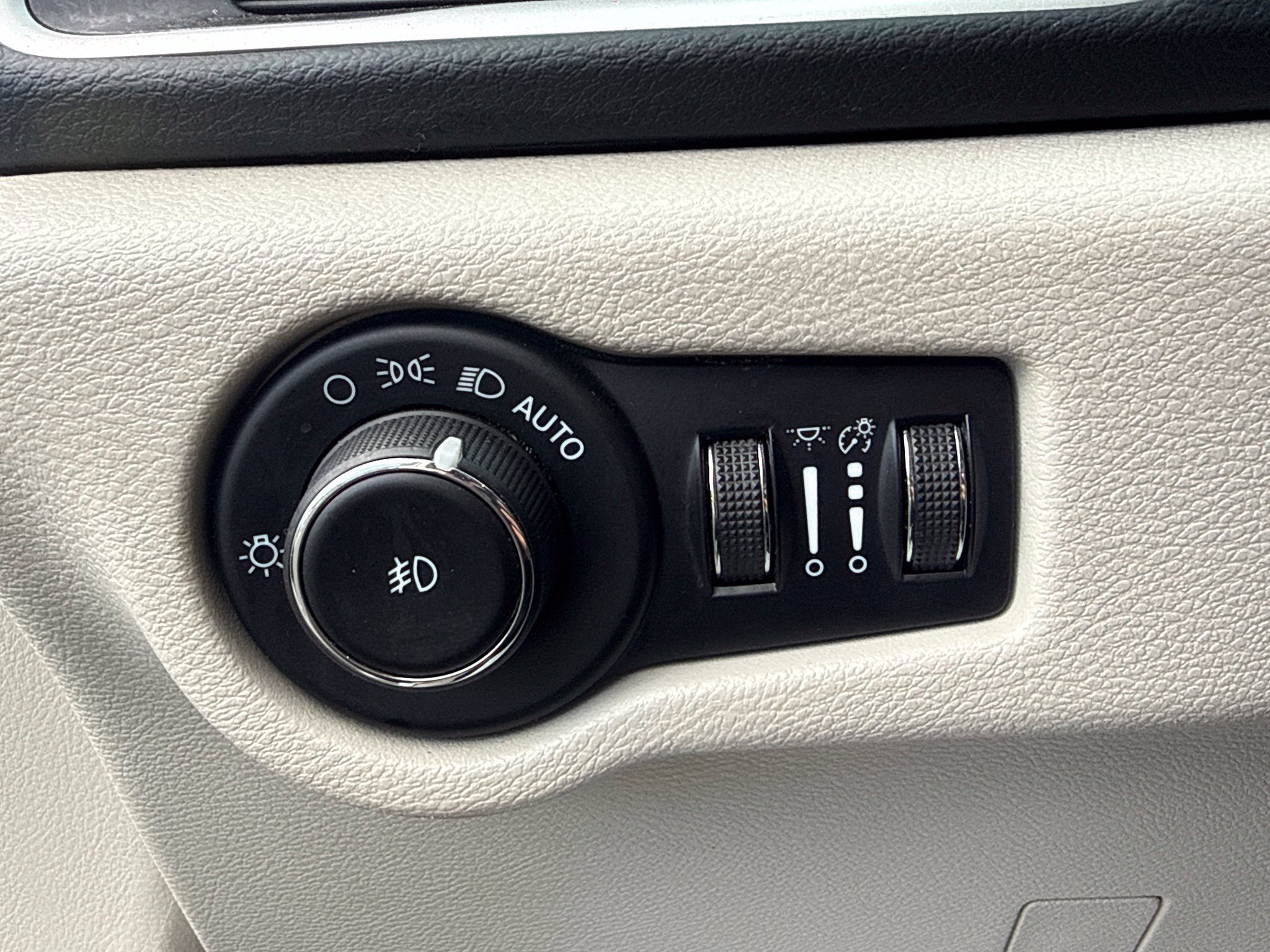 Used 2023 Chrysler Pacifica Touring-L FWD image 24