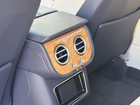 Used 2023 Bentley Bentayga Plug-In Hybrid AWD/4WD image 26