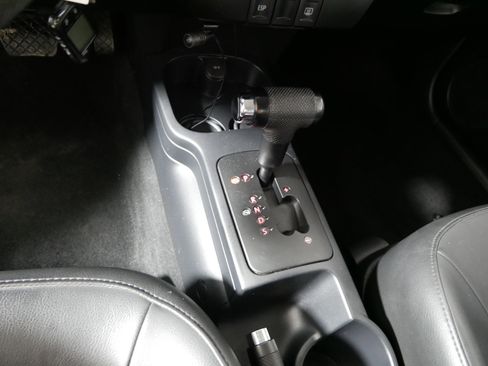 Used 2010 Volkswagen Beetle Coupe image 24