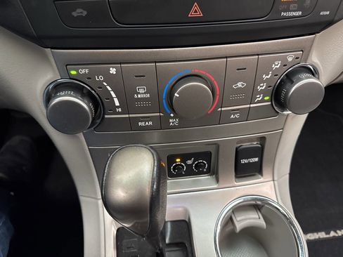 Used 2012 Toyota Highlander SE w/ Tow Pkg image 22