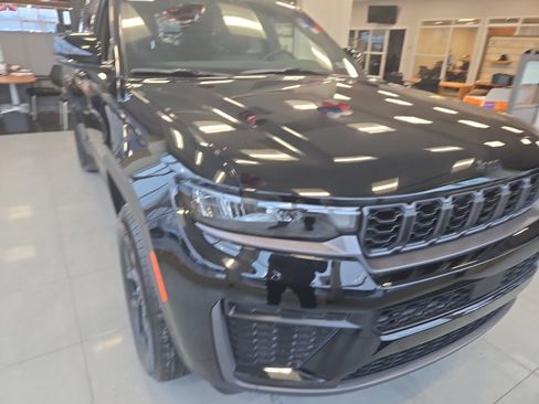 New 2026 Jeep Grand Cherokee Altitude AWD/4WD image 2