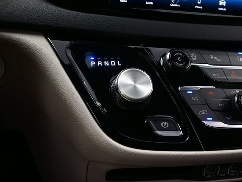 Used 2023 Chrysler Pacifica Touring-L FWD image 25
