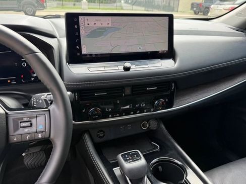 Used 2025 Nissan Rogue Platinum FWD image 17