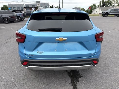 Used 2025 Chevrolet Trax LT FWD image 4