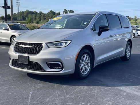 Used 2024 Chrysler Pacifica Touring-L FWD image 3