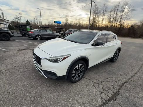 Used 2019 INFINITI QX30 Premium w/ Navigation Package image 4