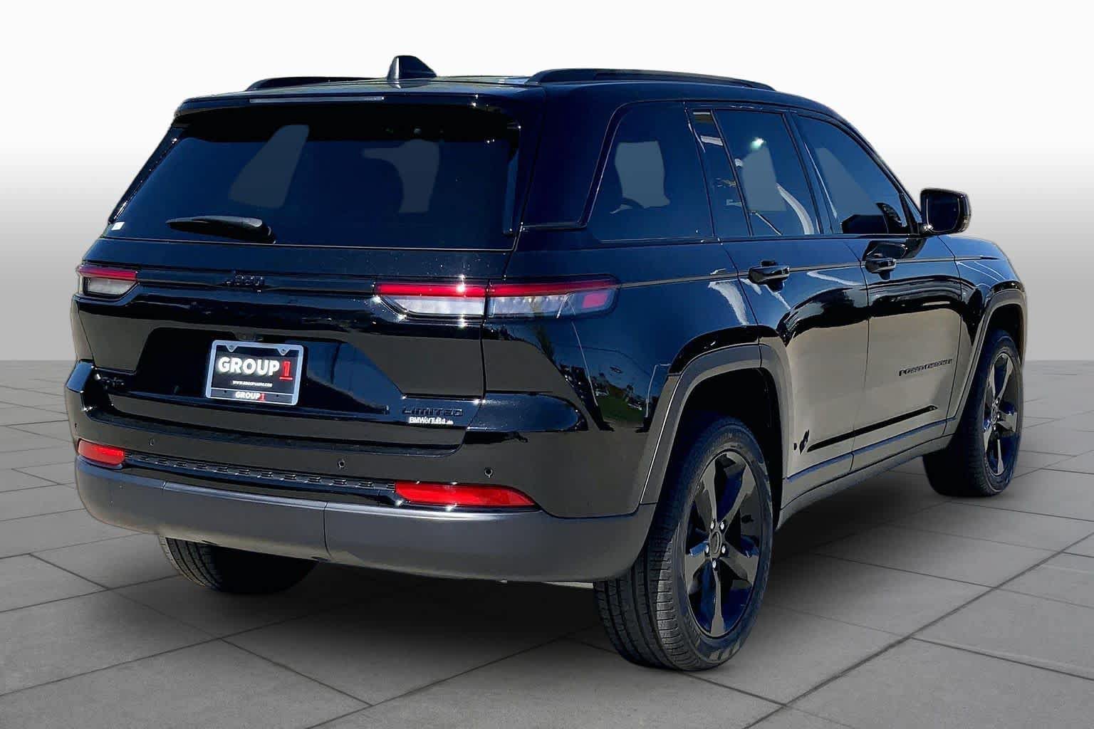 Used 2024 Jeep Grand Cherokee Limited w/ Black Appearance Package AWD/4WD image 12