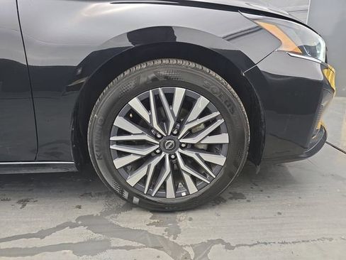 Used 2025 Nissan Altima 2.5 SV image 12