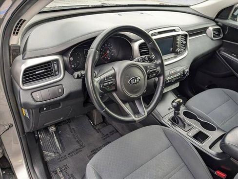 Used 2017 Kia Sorento LX w/ LX Convenience Package image 10