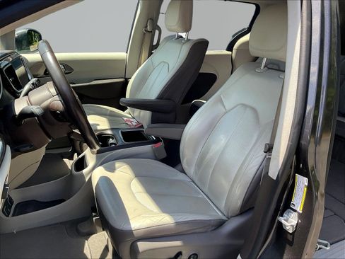 Used 2019 Chrysler Pacifica Touring-L Plus FWD image 21