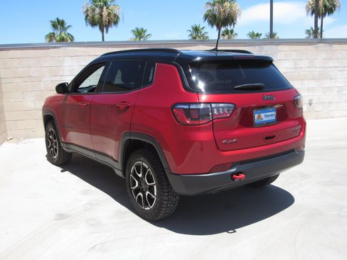 Used 2025 Jeep Compass Trailhawk AWD/4WD image 6
