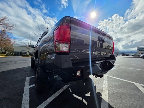 Used 2017 Toyota Tacoma TRD Off-Road w/ Premium & Technology Package image 12