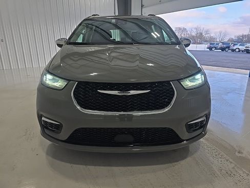 Used 2023 Chrysler Pacifica Limited image 11