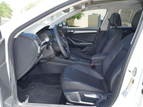 Used 2020 Volkswagen Jetta SE w/ SE Cold Weather Package FWD image 30