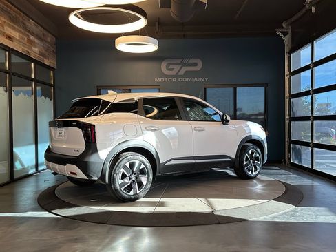Used 2025 Nissan Kicks SV AWD/4WD image 3