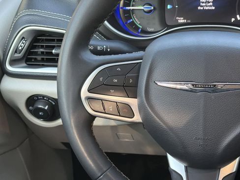 Used 2024 Chrysler Pacifica Select image 12