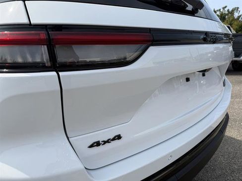 Used 2023 Jeep Grand Cherokee Altitude image 24