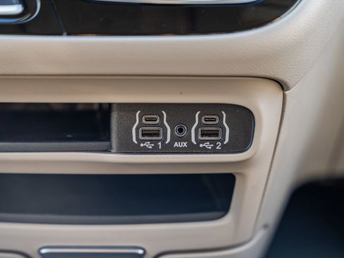 Used 2024 Chrysler Pacifica Touring-L image 45