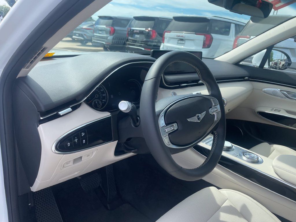 Used 2025 Genesis GV70 2.5T AWD/4WD image 11
