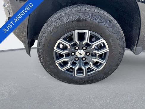 Used 2025 Chevrolet Colorado Z71 w/ Technology Package AWD/4WD image 10