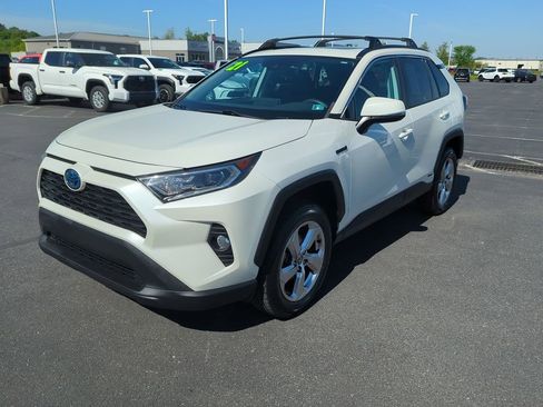 Used 2021 Toyota RAV4 XLE Premium AWD/4WD image 4
