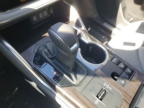 Used 2024 Toyota Highlander Limited image 37