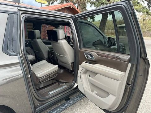 Used 2021 Chevrolet Suburban Z71 w/ Z71 Signature Package AWD/4WD image 26