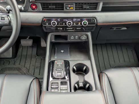 Used 2025 Honda Pilot TrailSport image 25