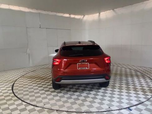 Used 2024 Chevrolet Trax LT w/ Driver Confidence Package FWD image 2