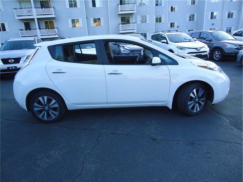 Used 2015 Nissan Leaf SV w/ LED & Quick Charge Package FWD image 5