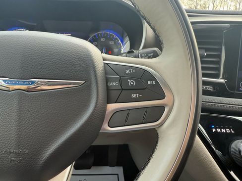 Used 2017 Chrysler Pacifica Limited image 16