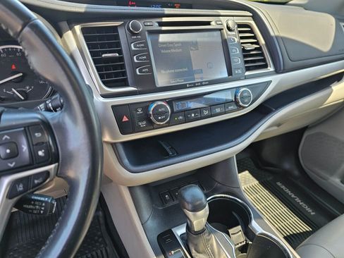 Used 2019 Toyota Highlander XLE AWD/4WD image 31