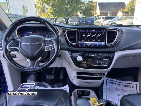 Used 2021 Chrysler Pacifica Touring-L image 19